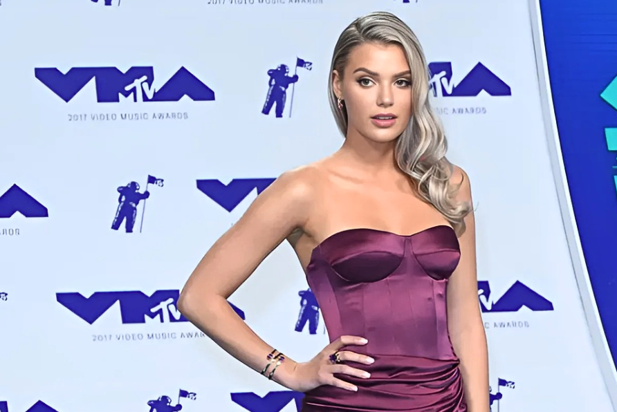 Alissa Violet top red carpet looks